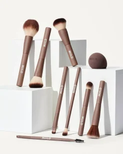 THE COMPLEXION BUFFER BRUSH