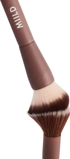 THE COMPLEXION BUFFER BRUSH